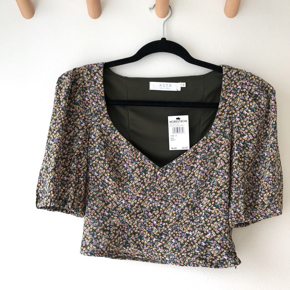 ASTR the Label V-Neck Bubble Sleeve Blouse Crop Top, Olive Lilac Ditsy, Size S - Picture 2 of 11